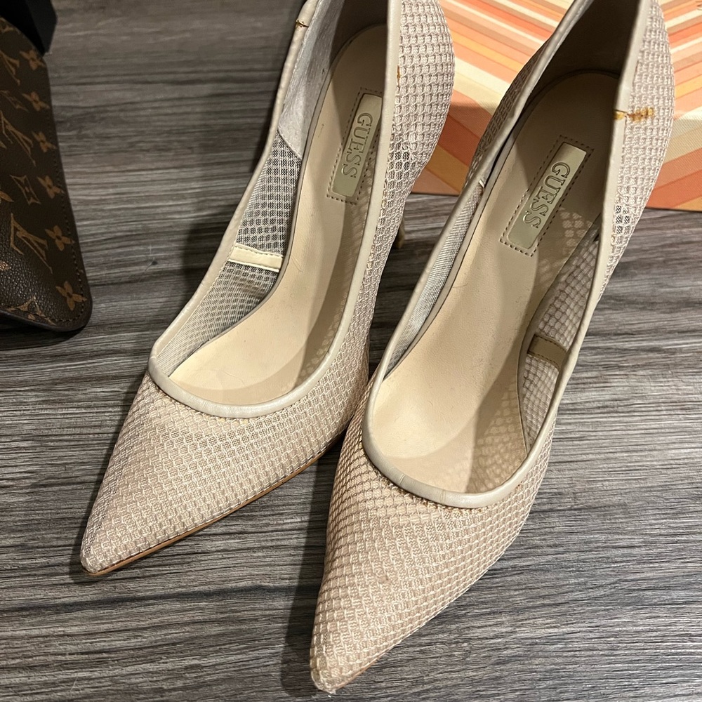 High heels Guess nude shoes never worn
